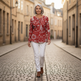 Caroline – Rotes Weihnachtsoberteil mit weißen Motiven