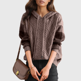 Julie | Strickpullover mit Kapuze in Zopfmuster