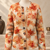 Herbst-Strickjacke mit Ahornblatt-Kunstdruck und Knöpfen