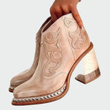 Botas de cuero con bordados