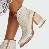 Botas de cuero con bordados