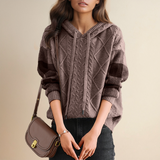 Julie | Strickpullover mit Kapuze in Zopfmuster