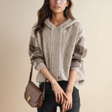 Julie | Strickpullover mit Kapuze in Zopfmuster